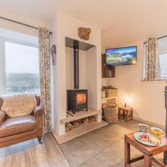 Romantic getaway, little two bed, two bath barn conversion with amazing views and parking
