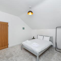 Cityscape 4-Bedroom, 2-Bathroom Haven on Woodborough Road Nottingham