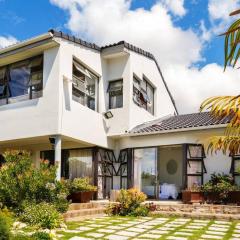 5 bedroom home with views of the ocean and Robberg
