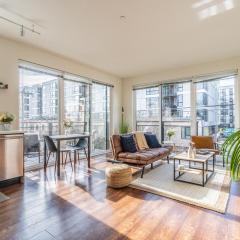 Close Downtown Modern Apartment - Pet Friendly, WiFi, Rooftop views