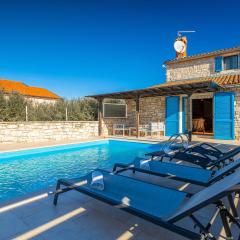 Rustic villa casa Nadalina with pool in Visnjan