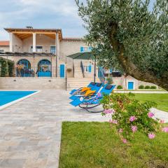 Beautiful villa Dussich with pool near Oprtalj