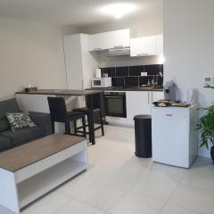 Appartement à Floirac avec 2 chambres, un parking privé, une terrasse, à 5 minutes en voiture de l'Arkéa Arena de Bordeaux