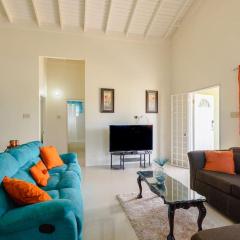 Draxhall Villa in Ochio Rios with King Bed and Ensuite near Dunns River Falls- 3 mins from Beach!