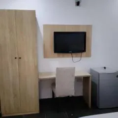 Zek's Place @ 100% Hotel & Suites