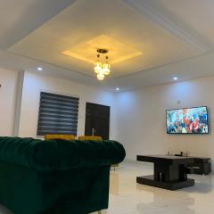 Charming & Cozy 1-BDR Apt - Mini Flat - 247 Power, Kitchen, Wi-Fi, DSTV, Netflix, 5 mins from the Airports