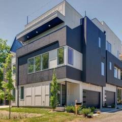 Stylish 4Bed Retreat with Rooftop, Garage, Peloton, Sleeps 12, Fire Table, Gourmet Kitchen, Cozy Living Space, Dedicated Parking, Near Distilleries, Marathon Village & Nightlife, Chic Skyline Views, 24 Hour Hospitality