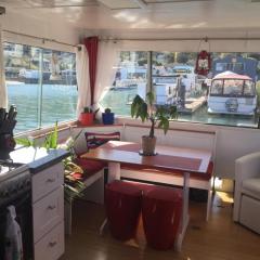 Super cute, cozy houseboat in great location!!!