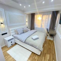 RentNow White and Cozy Apartment in Center, Parking