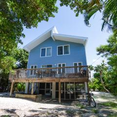 Beautifully Updated, 4 Bedroom Pool Home, 50 Yards to the Beach!! Captiva Escapade