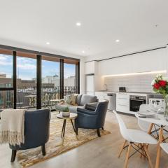 Central City Luxury Apartment stunning views sunny