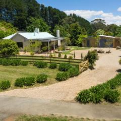 Daylesford Escape: Family and Pet Friendly, Bromley Art