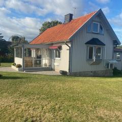 Cosy cottage located close to a bay in Skappevik