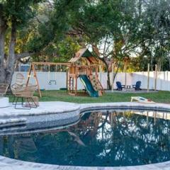 1 Mile to Honeymoon Island ~Heated Pool ~Putt Putt