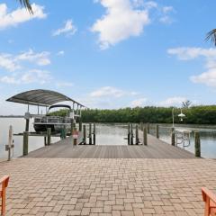 Bayview Drive! 1 bedroom unit with boat slip access and deck!