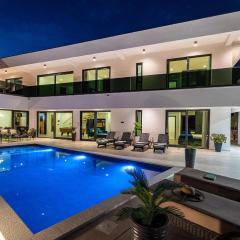 Villa Royal Hill with pool