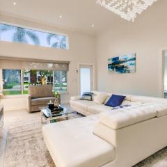 Uhost AI - Luxurious 5B Home w Pool & Lounge