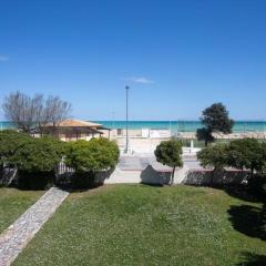 Trilocale con terrazzo fronte mare, Marcelli - M024