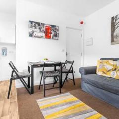 Amber Suite Moseley Mews by StayStaycations