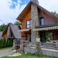 3 Bed Villa Sleeps 8 - Sauna Spa Parking