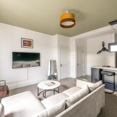 Contemporary Spitfire Apartment with FREE PARKING by Prescott Apartments