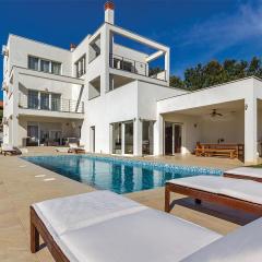 Beautiful Home In Liznjan With Kitchen