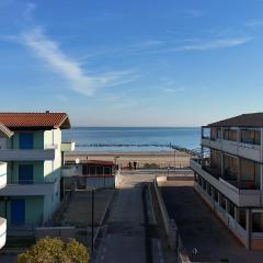 F006 - Fano, trilocale con terrazzino a 30mt dal mare