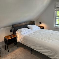 Modern & cozy Room in Queens near Train station and buses