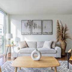 Seattle Modern and Stylish Penthouse Apartment (Wifi, Pet Friendly, Rooftop)