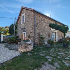 Maison de charme en pierre avec terrasse privative, grand terrain, jeux pour enfants, proche activités nautiques - FR-1-591-172