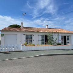 Maison proche plage avec jardin, prêt vélos, internet et espace lingerie - FR-1-426-545