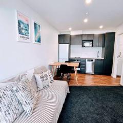 Short Drive to Queenstown CBD - Cosy Guesthouse with Private Entrance and King Bed