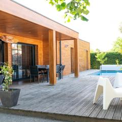Villa en bois moderne avec piscine chauffée