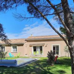 A pretty family house located in a tranquil area with a pretty view of the Luberon range.