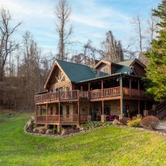 Wayward Travelers Lodge HotTub Theater Arcade MORE