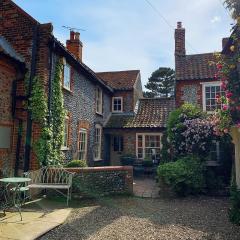 Luxury Cottage, close to Quay. Pretty Courtyard.