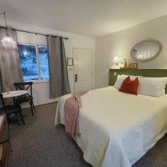 Emerald Valley Inn - #4 Deer Lake Room - Single Queen - Private Bathroom