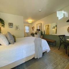 Emerald Valley Inn - #2 Boulder Creek Room - Single Queen - Patio