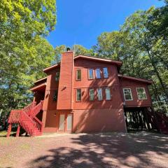 Poconos Chalet -Kayaks- HotTub-Karaoke-Lake