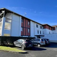 Joli T2 bis lumineux, calme avec terrasse, 1 chambre, accès internet à Cambo-les-Bains - FR-1-495-56