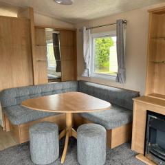 Lovely Caravan At Lower Hyde Holiday Park, Isle Of Wight Ref 24001g