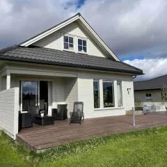 Central house in Leknes (with two cats)