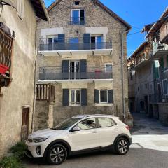 Maison de village de 1802, fraîchement rénovée à Beauvezer 04370