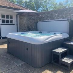 Chillout!! Sussex Flint Cottage- HotTub - Goodwood