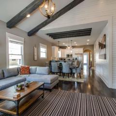 1-Story Family Home with Fenced Yard, Grill, Parking, Sleeps 10, 5 Mins to Five Points & Nissan Stadium, Smart TVs, Pet-Friendly Yard, Patio for BBQs, Ideal Nashville Getaway for Families, 24 Hr Hospitality