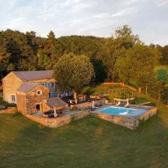 Corps de ferme rénové avec piscine et terrasses paisibles, à 1h30 de Lyon - FR-1-582-396