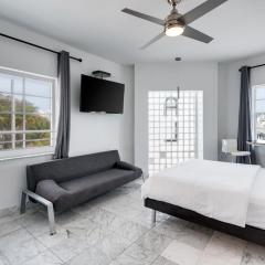 Best Location SOBE Top Floor 2 min to beach & fun