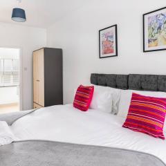 Impressive 4 Bed House Sleeps 8 Private Parking, Fast WiFi 2x Smart TVs Netflix & Foosball, Business Travellers Relocaters Leisure Welcome
