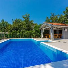 Besondere Villa mit Pool, 350 Meter zum Strand