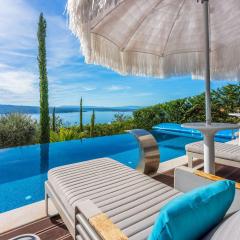 Luxusvilla mit Infinity-Pool, Wellnessbereich, 1 km zum Strand